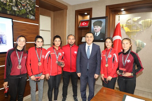 Vali/Belediye Başkan Vekili Türker Öksüz, Başarılı Sporcuları Makamında Ağırladı