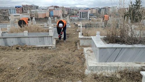 Kars Belediyesi’nin Bayram Öncesi Mezarlıklarda Bakım Çalışmalarını Devam Ediyor 
